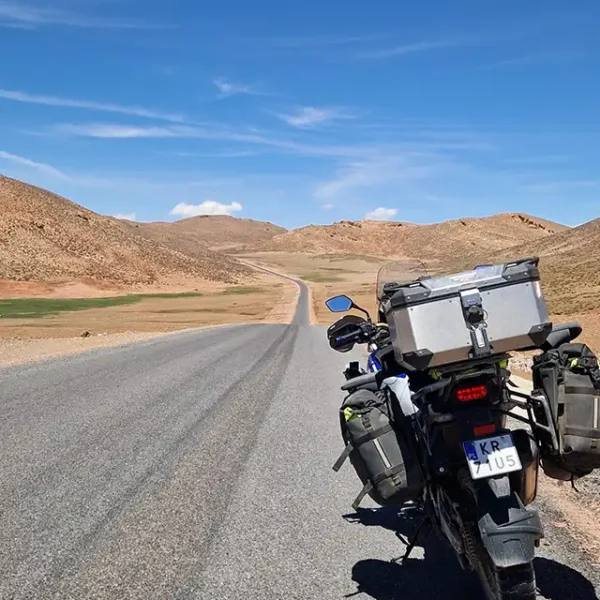 zdjęcie przedstawiające motocykl na egzotycznej drodze