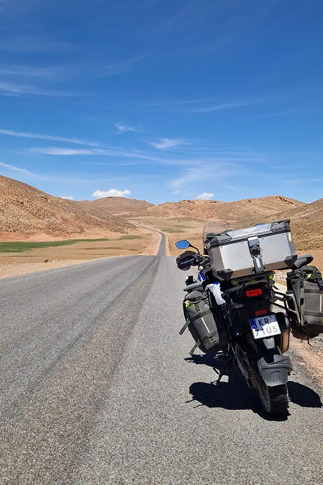 zdjęcie przedstawiające motocykl na egzotycznej drodze